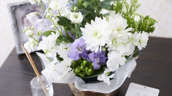 仏前に仏花を供える意味