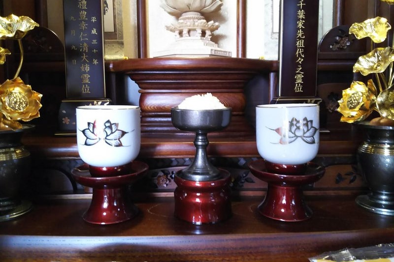 お仏壇へ水やお茶を供える位置は